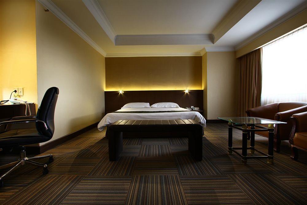 Aiho Hotel Medan Extérieur photo